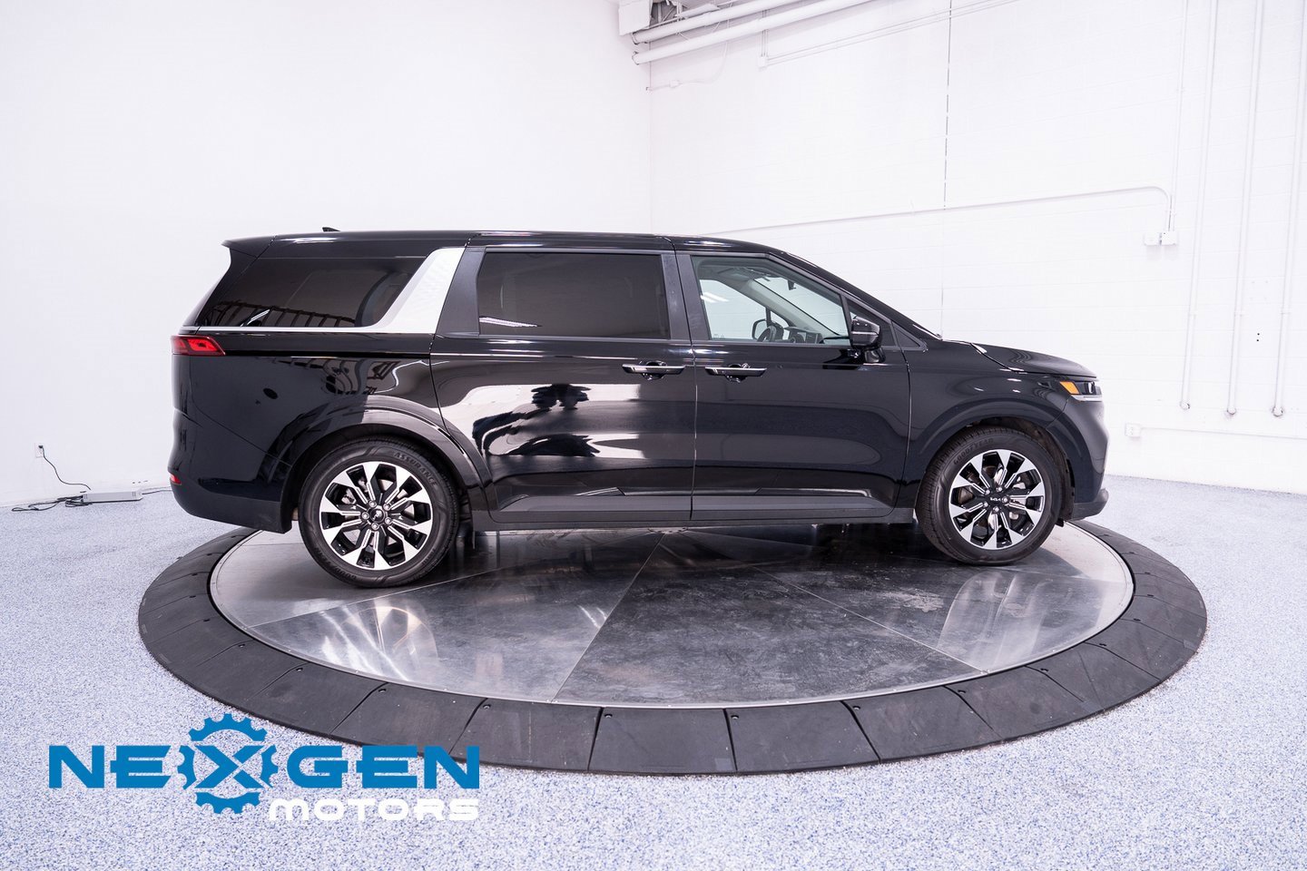 Used 2024 Kia Carnival EX image 34