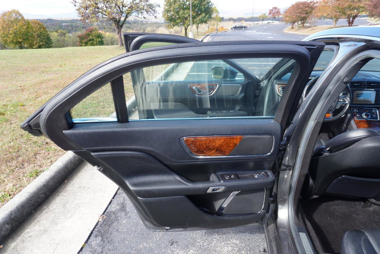 Used 2017 Lincoln Continental Select FWD image 17