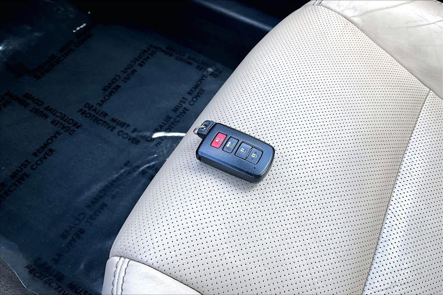 Used 2013 Toyota Avalon Limited w/ Technology Pkg FWD image 15