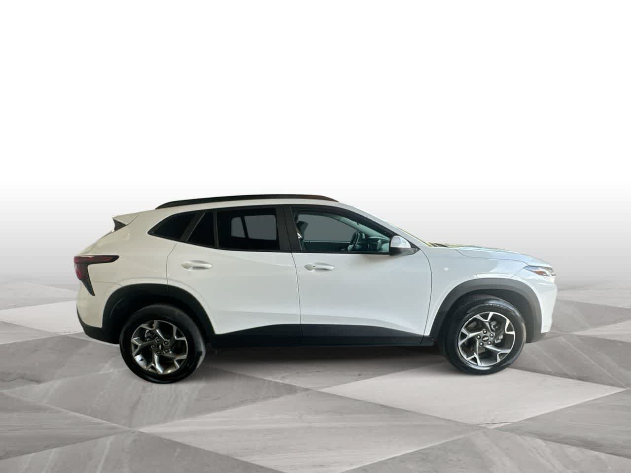 Used 2025 Chevrolet Trax LT w/ LT Convenience Package FWD image 9