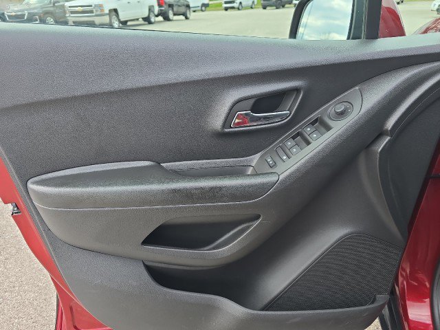 Used 2022 Chevrolet Trax LT w/ LT Convenience Package image 16