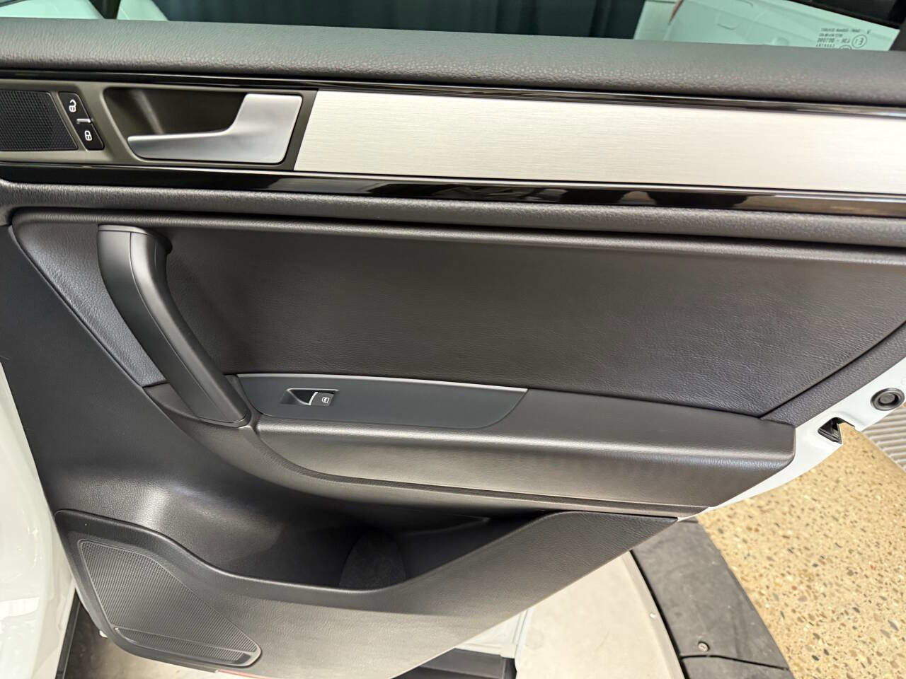 Used 2014 Volkswagen Touareg VR6 image 25