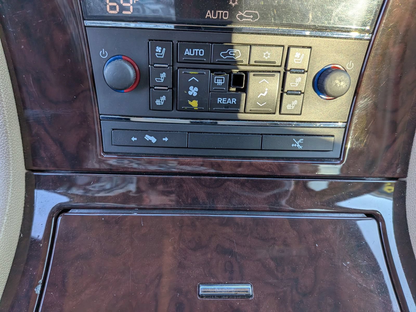 Used 2011 Cadillac Escalade Premium AWD/4WD image 62