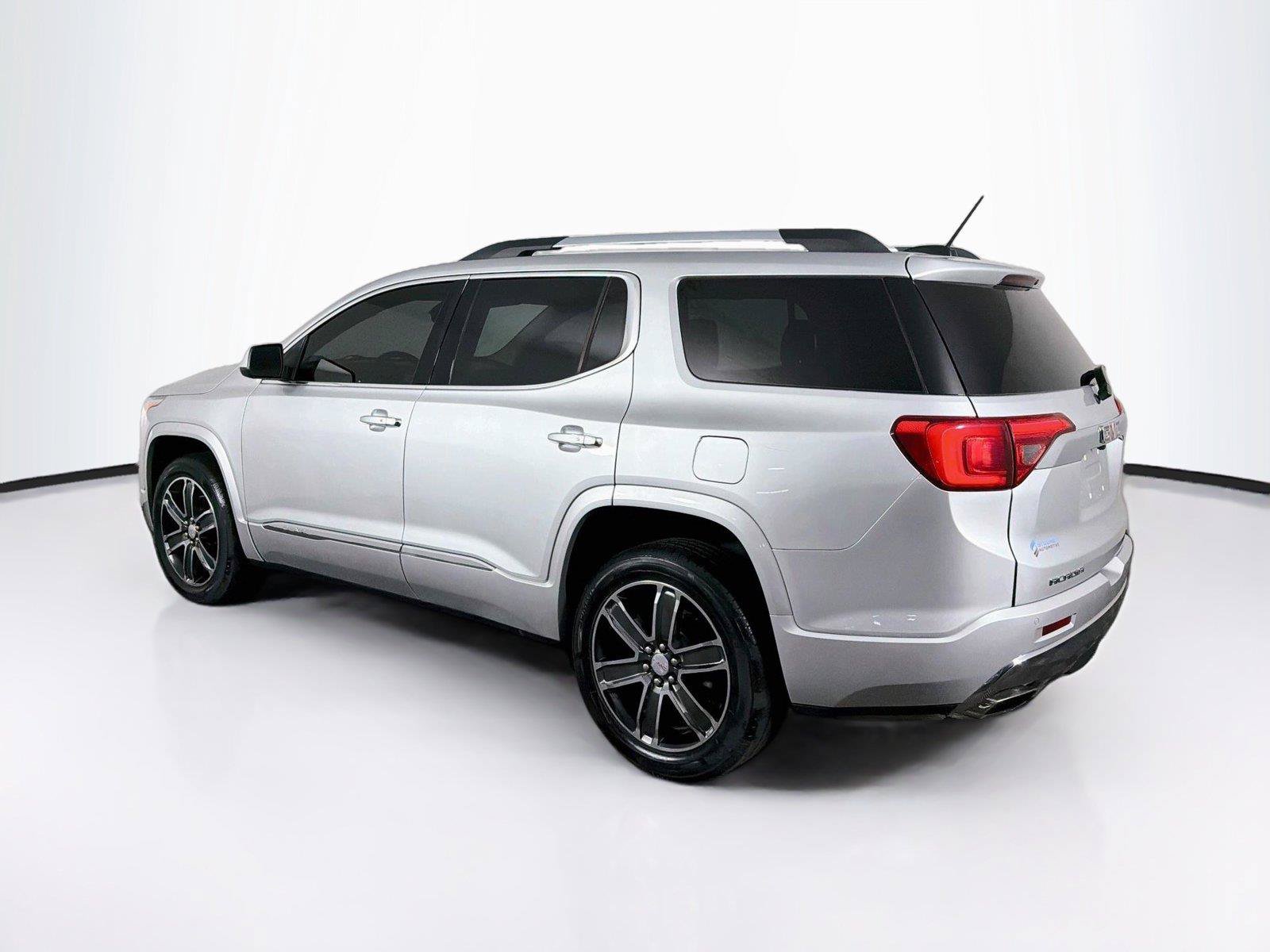 Used 2017 GMC Acadia Denali w/ Technology Package FWD image 9