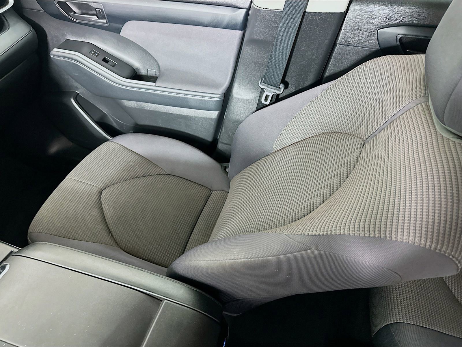 Used 2022 Toyota Highlander LE FWD image 23
