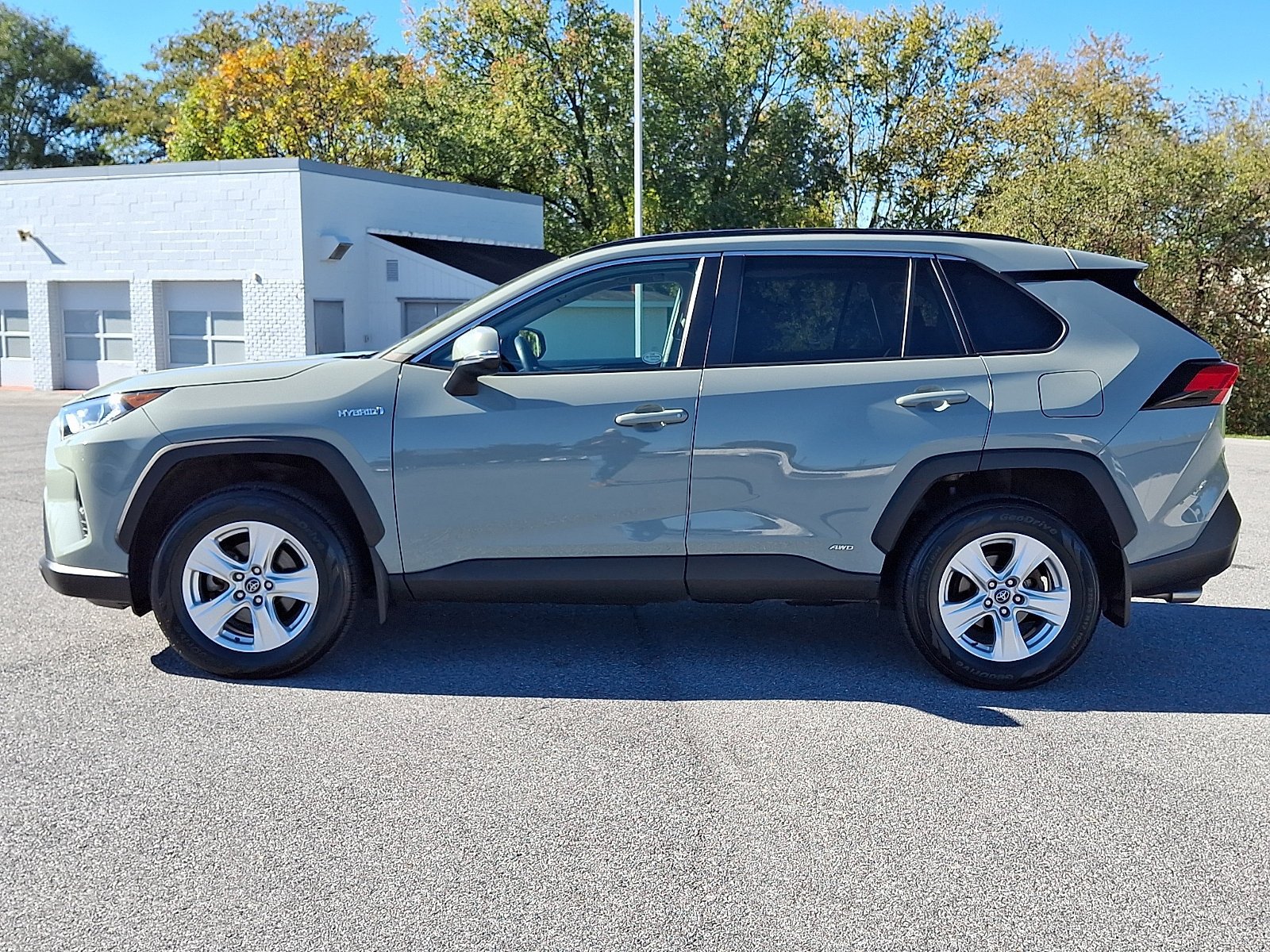 Used 2021 Toyota RAV4 XLE w/ Convenience Package AWD/4WD image 4