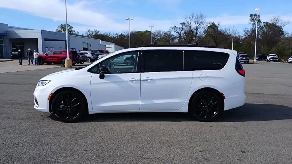 Used 2025 Chrysler Pacifica Limited image 5