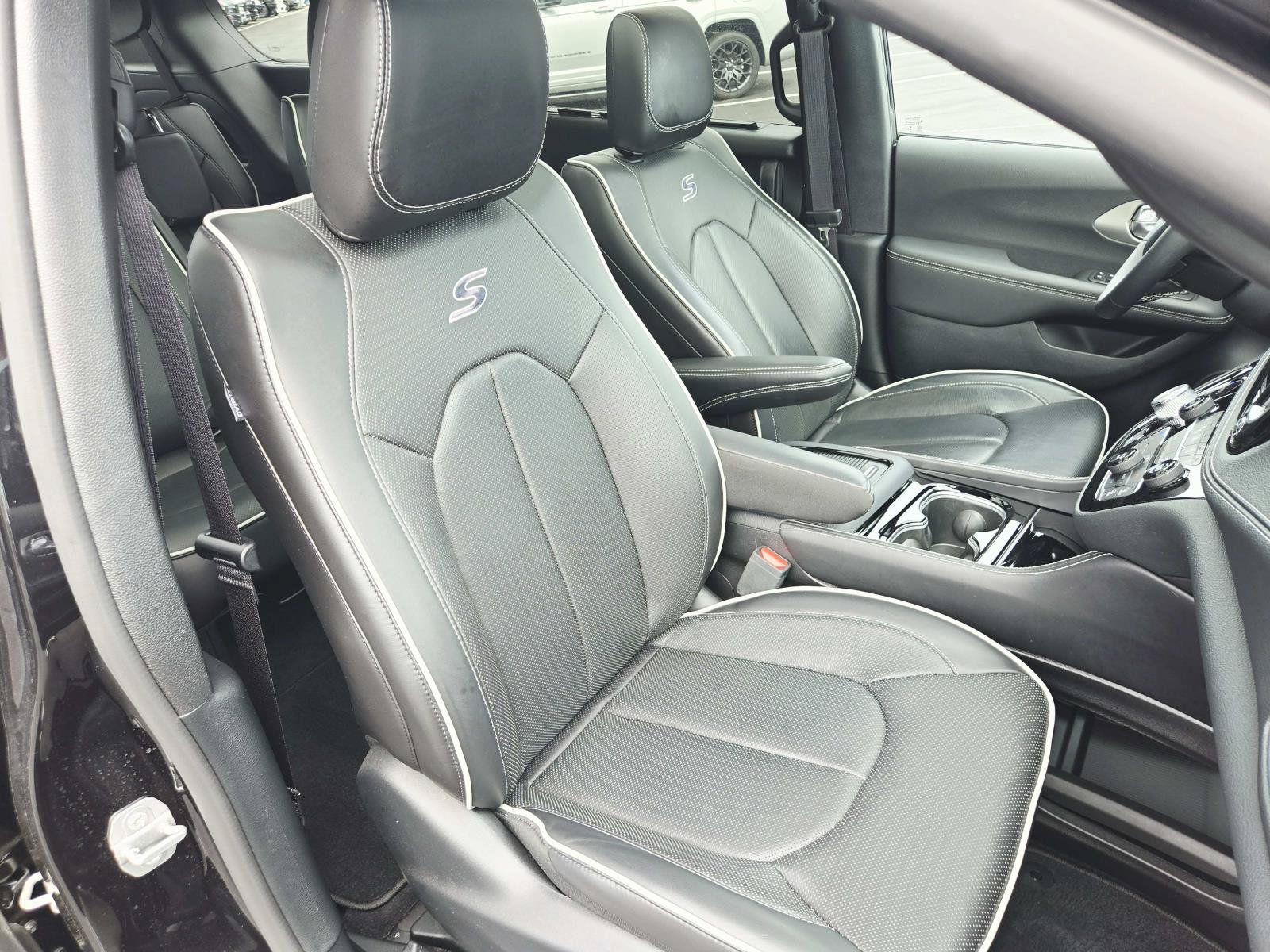 Used 2024 Chrysler Pacifica Limited w/ S Appearance Package FWD image 19