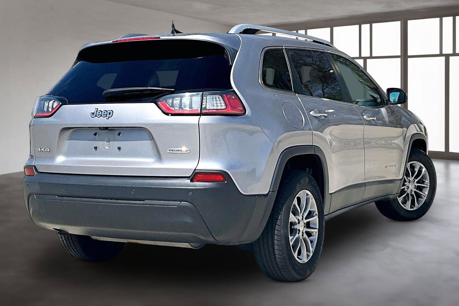 Used 2019 Jeep Cherokee Latitude Plus image 3