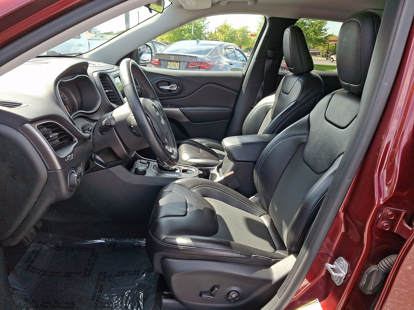 Used 2019 Jeep Cherokee Latitude Plus w/ Cold Weather Group AWD/4WD image 13