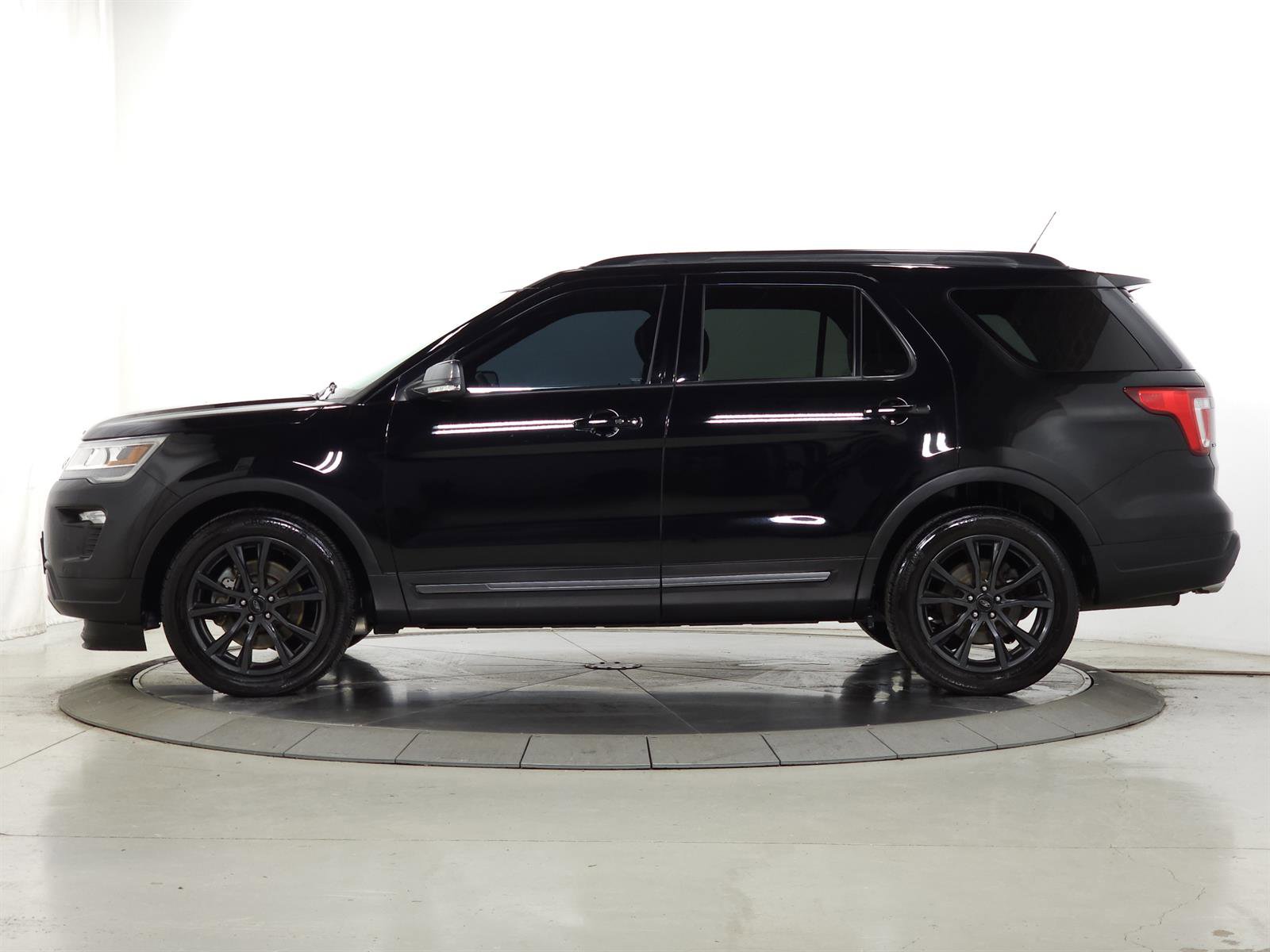 Used 2018 Ford Explorer XLT w/ Equipment Group 202A image 4