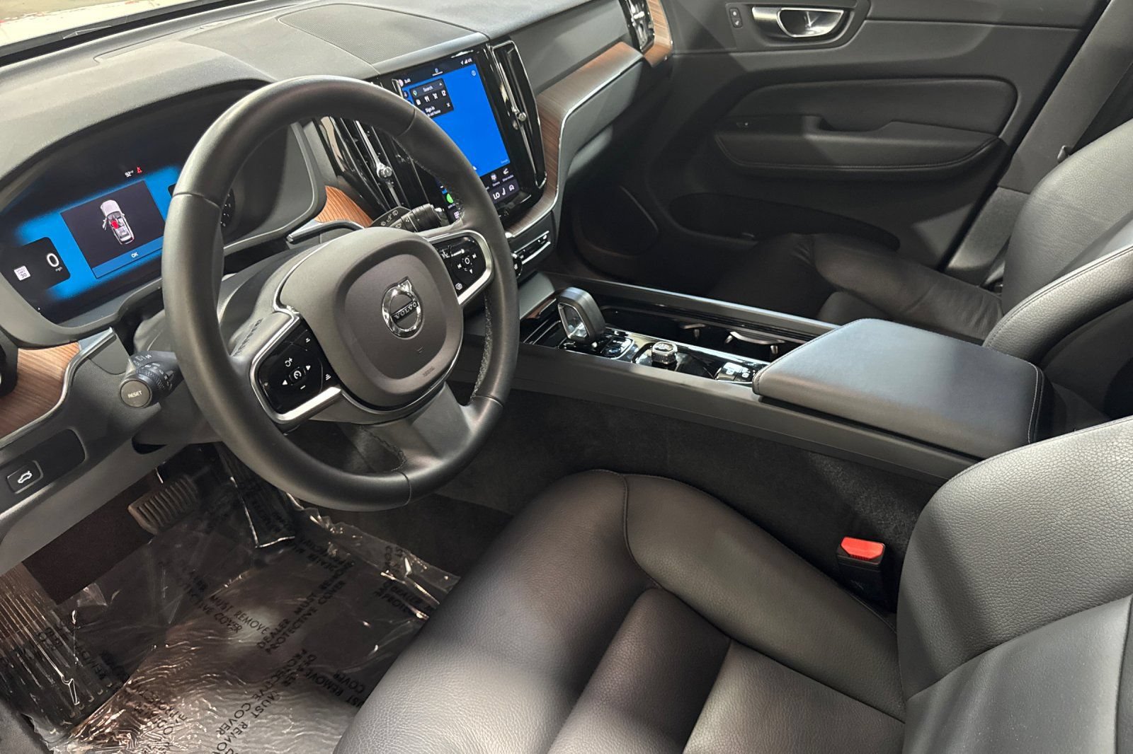 Used 2023 Volvo XC60 B5 Plus w/ Climate Package AWD/4WD image 14