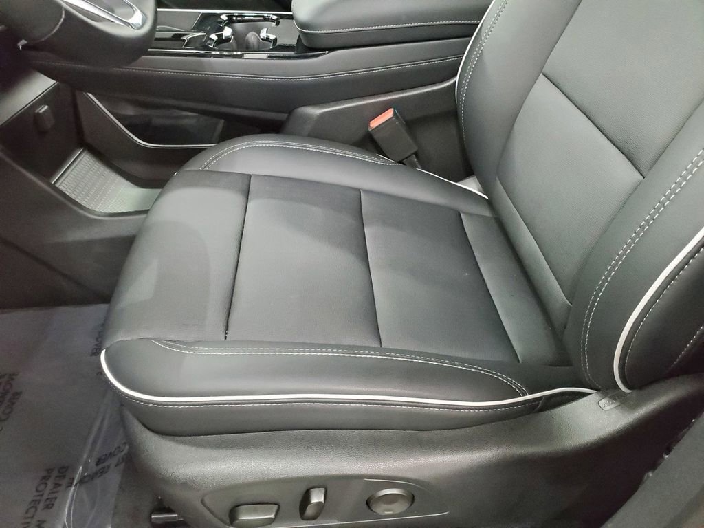 Used 2025 Buick Enclave Preferred image 13