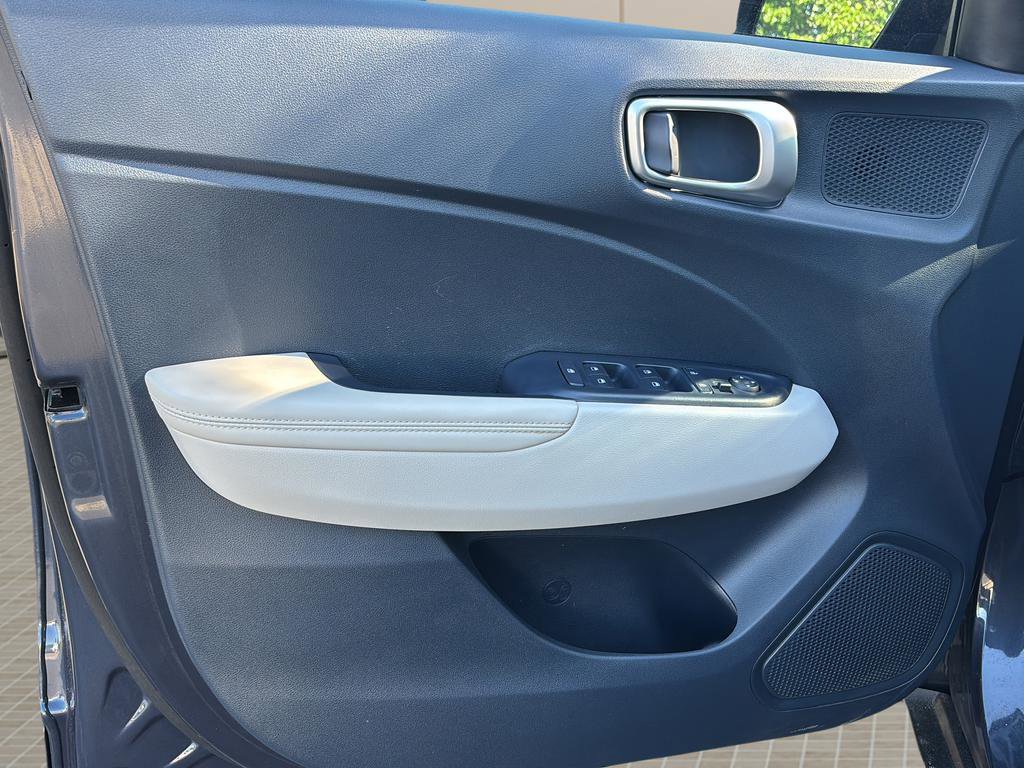 Certified 2023 Hyundai Venue Limited FWD image 15