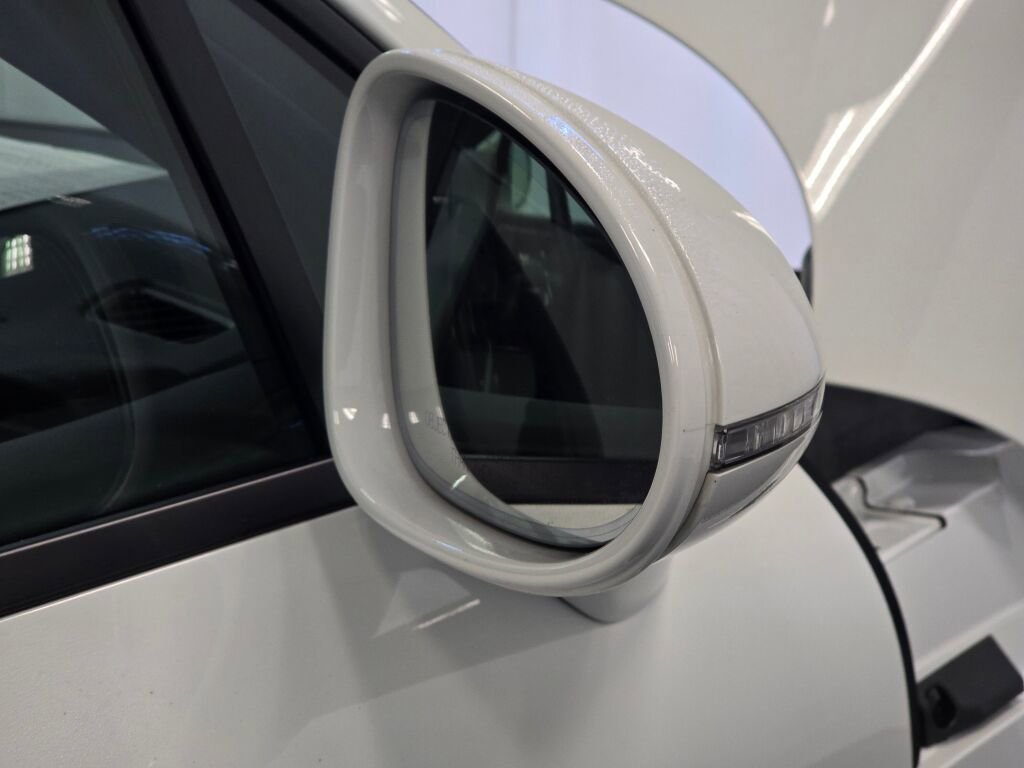 Certified 2024 Porsche Macan image 32