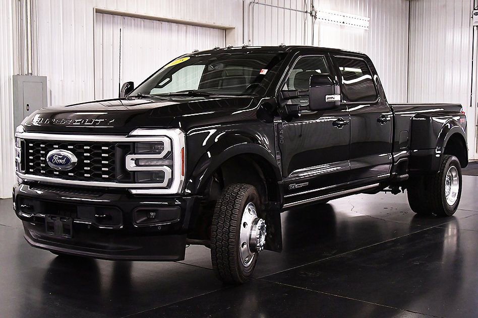 Used 2025 Ford F450 Platinum w/ FX4 Off-Road Package image 3