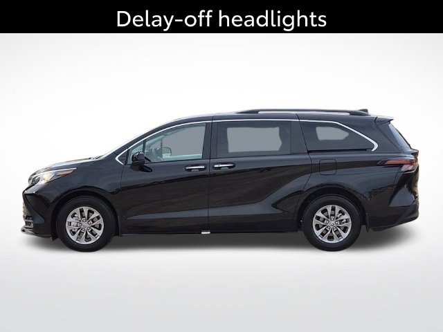 Certified 2026 Toyota Sienna XLE FWD image 10