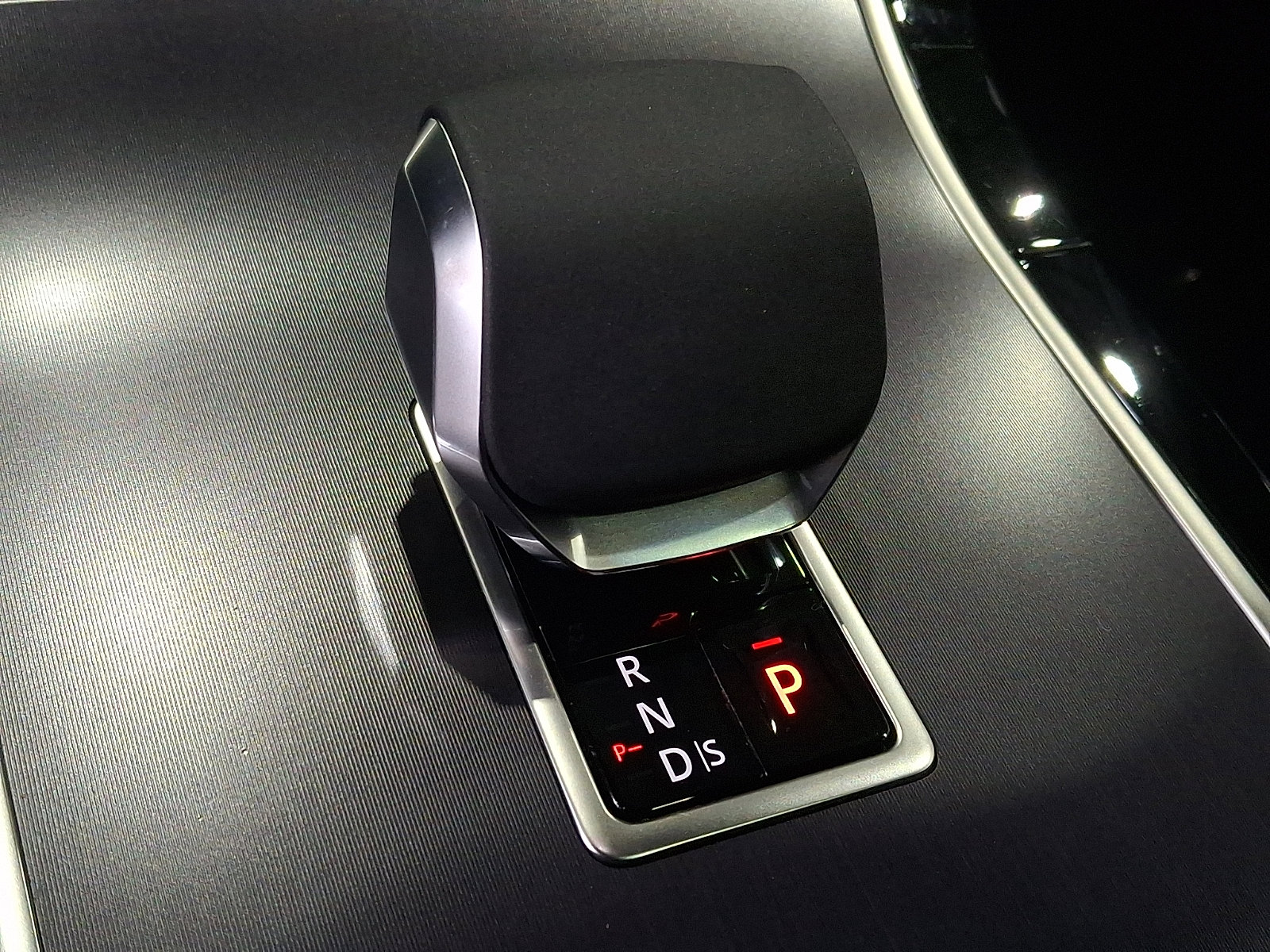 Certified 2026 Land Rover Range Rover Velar Dynamic SE AWD/4WD image 15