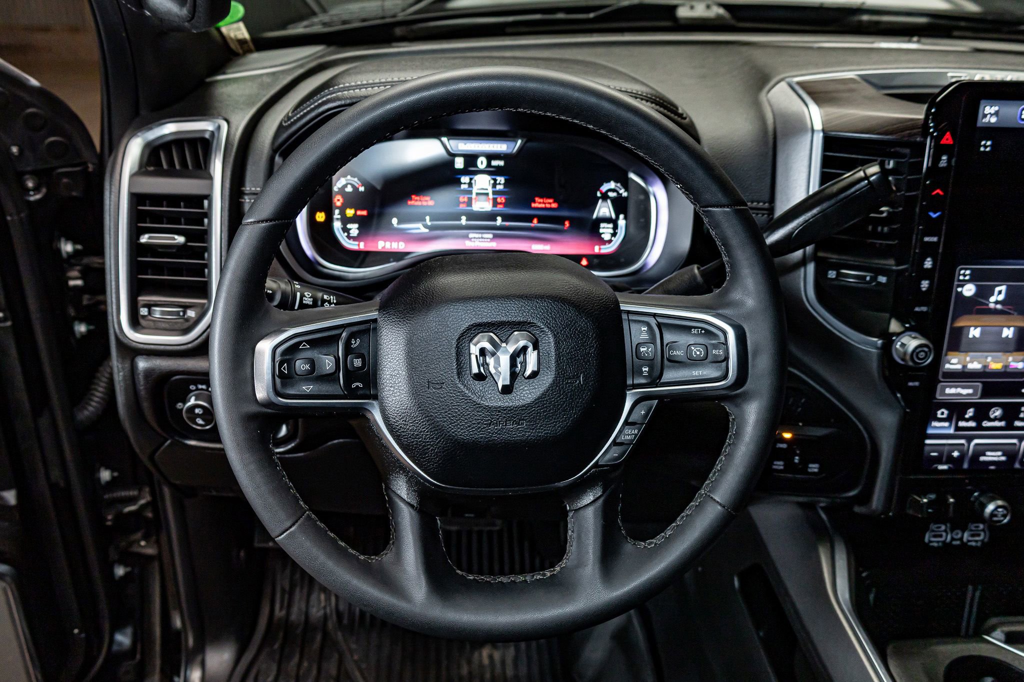 Used 2025 RAM 3500 Laramie AWD/4WD image 15