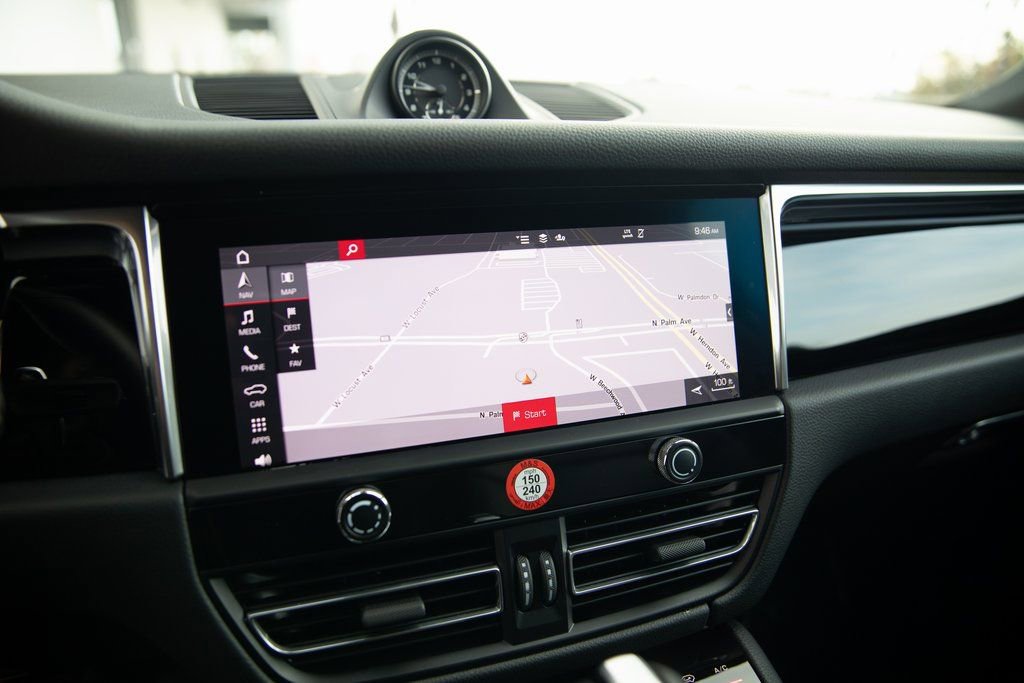 Certified 2025 Porsche Macan image 24