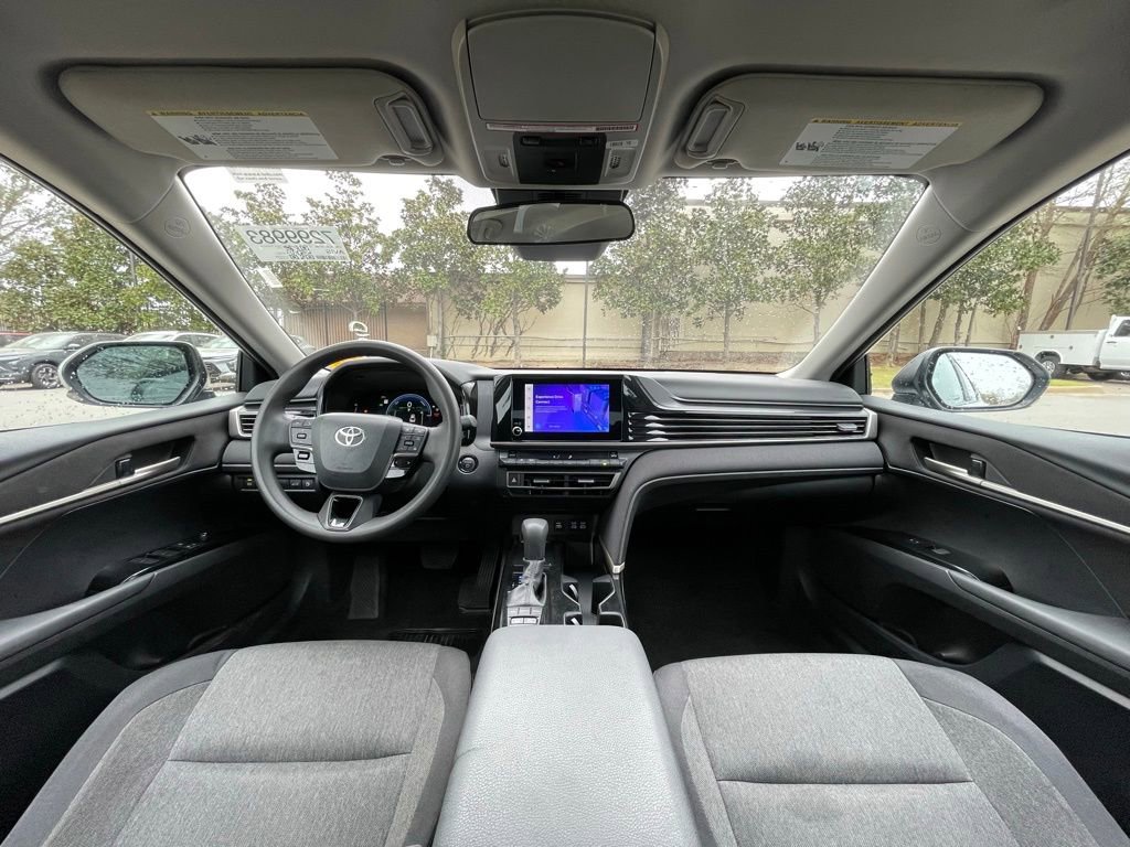 Used 2025 Toyota Camry SE image 28