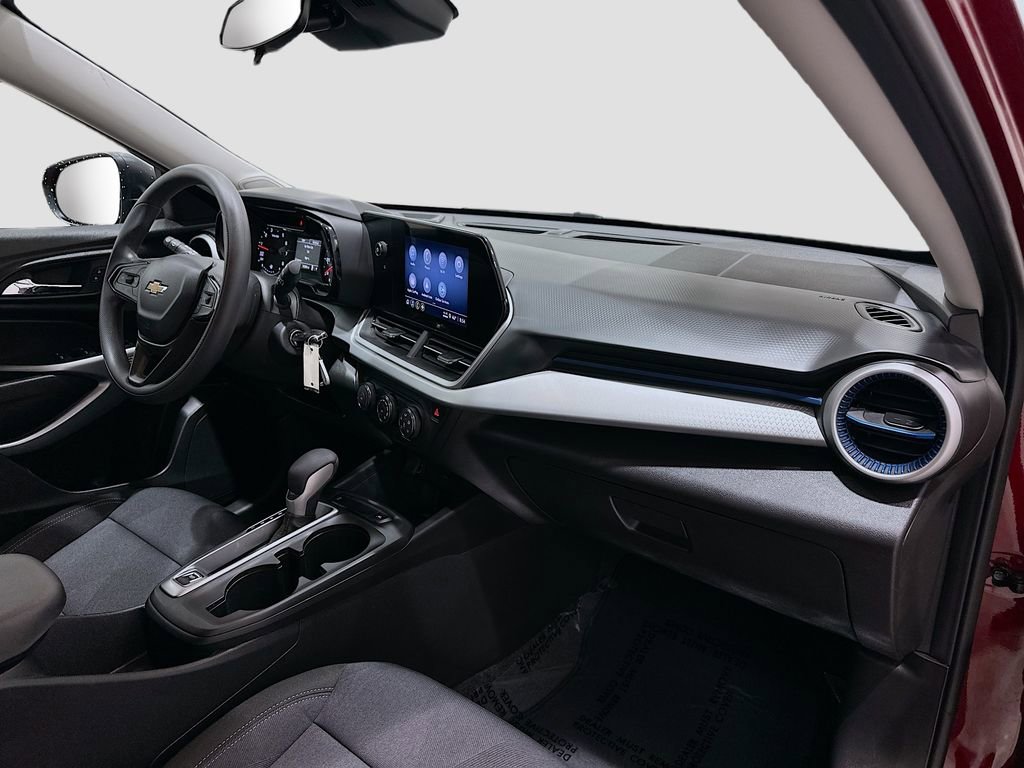 Used 2025 Chevrolet Trax LS image 29