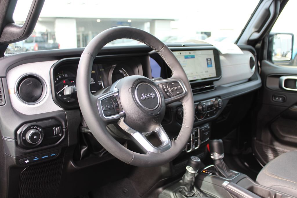 Used 2025 Jeep Wrangler Unlimited Sahara image 11