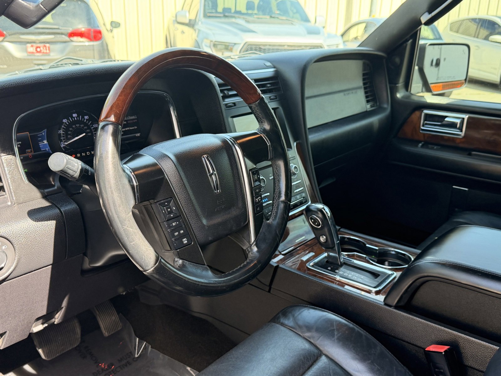 Used 2015 Lincoln Navigator 4WD image 13