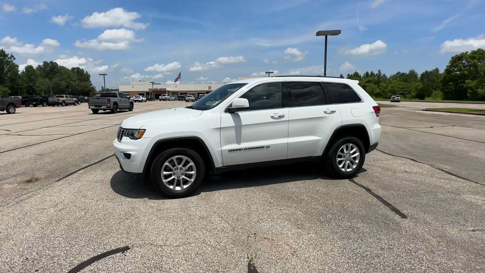Used 2022 Jeep Grand Cherokee Laredo E w/ Security & Convenience Group AWD/4WD image 4
