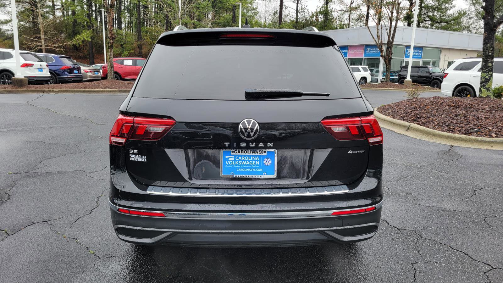 Used 2022 Volkswagen Tiguan SE w/ Panoramic Sunroof Package image 6