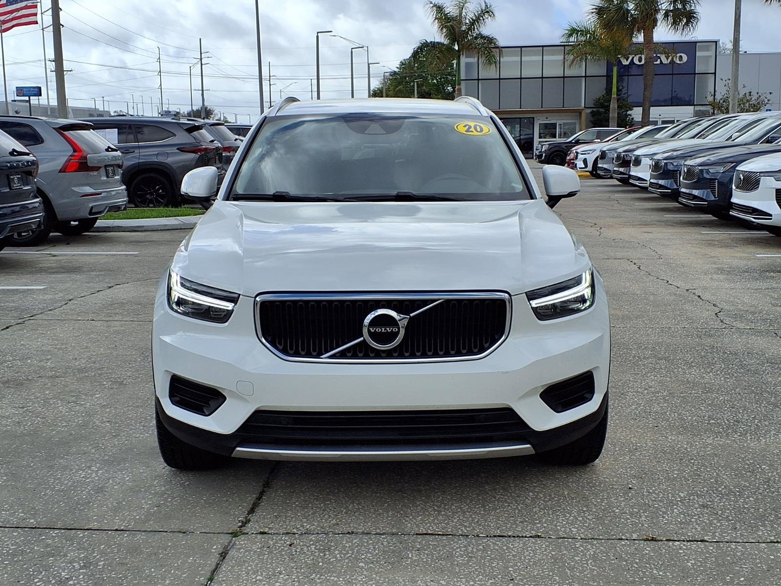 Used 2020 Volvo XC40 T4 Momentum image 2