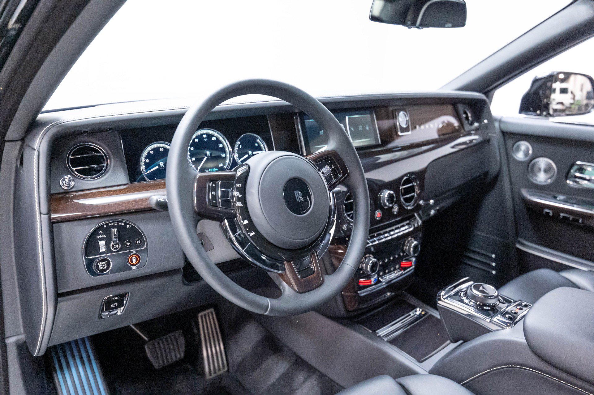 Used 2024 Rolls-Royce Phantom Sedan w/ The Phantom Package RWD image 12