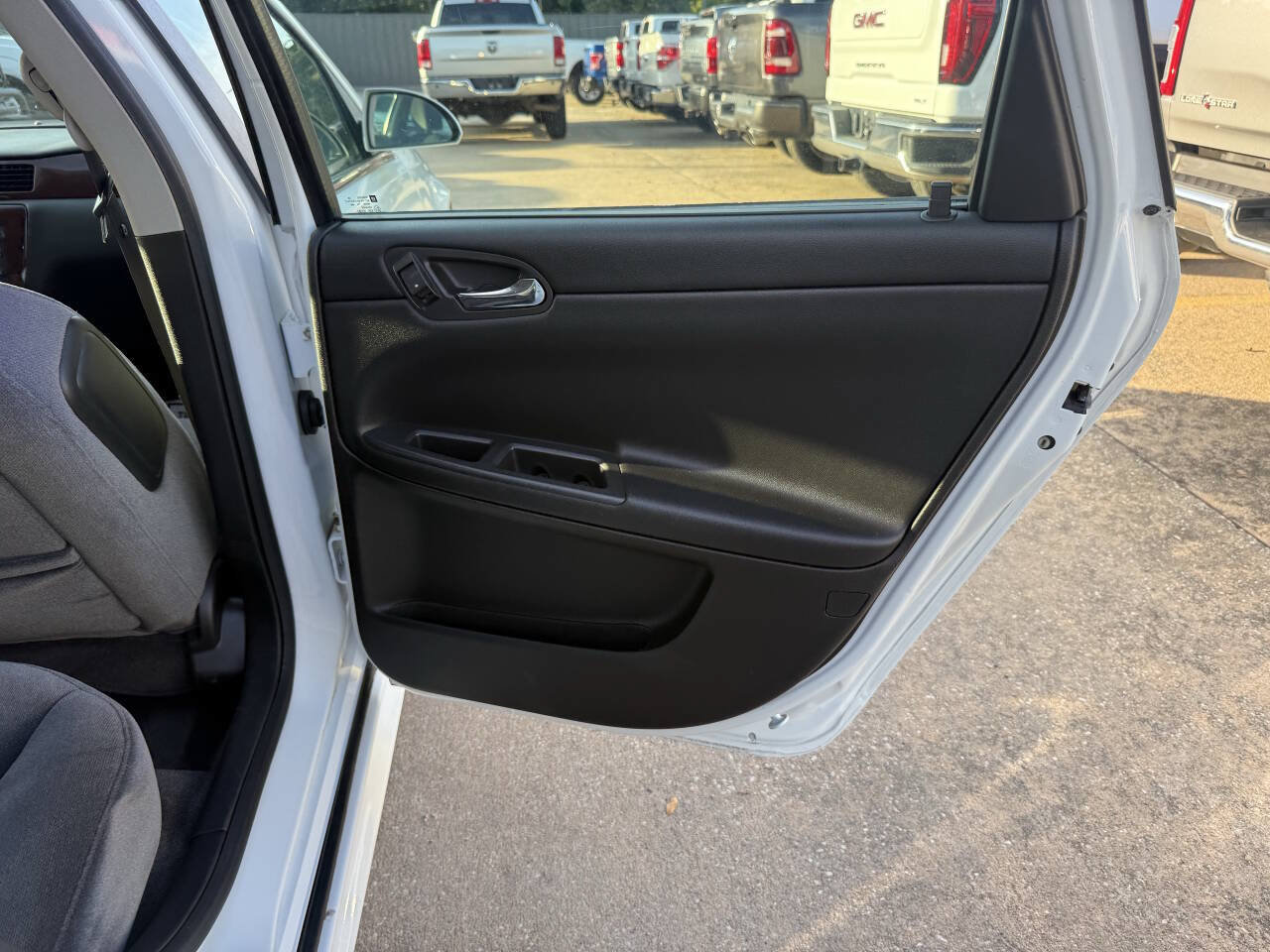 Used 2010 Chevrolet Impala LT FWD image 16