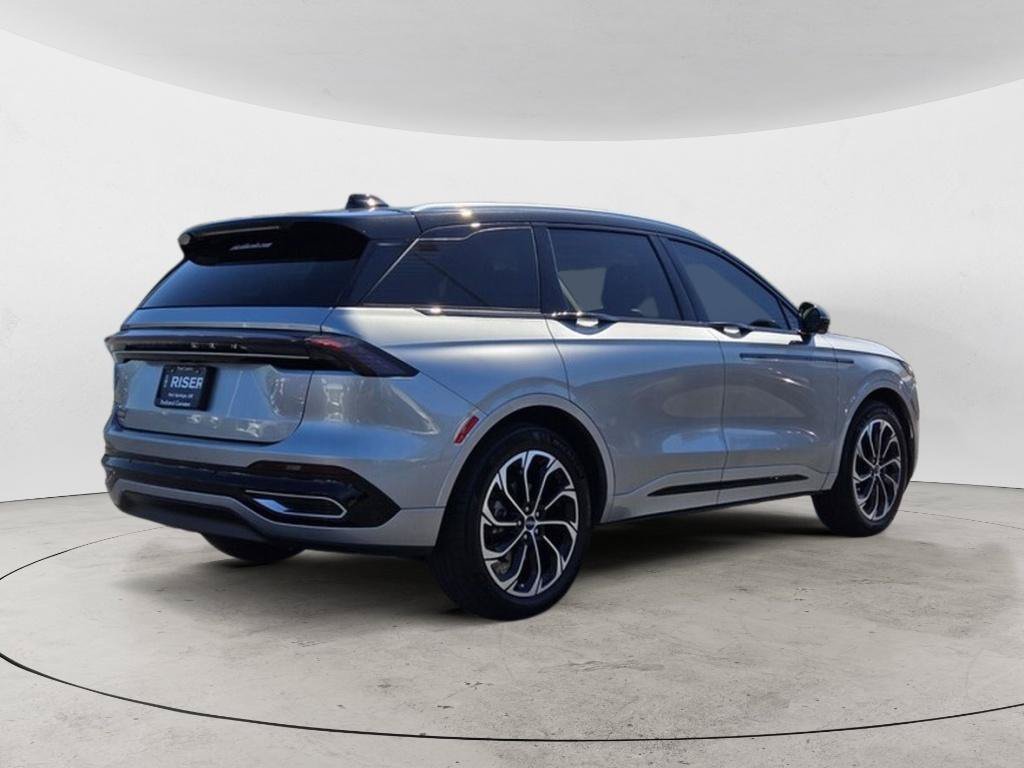 Used 2025 Lincoln Nautilus Reserve AWD/4WD image 3