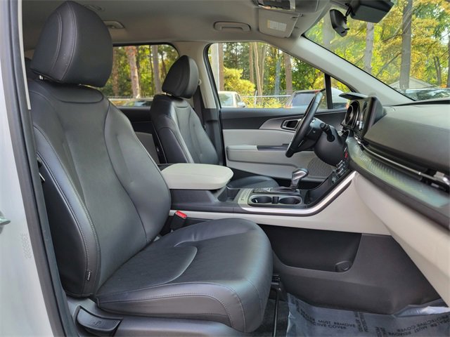 Used 2023 Kia Carnival LX image 25