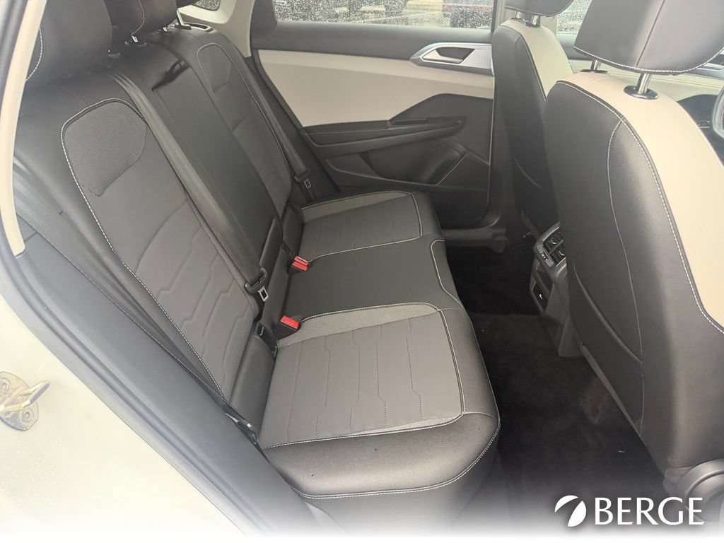 Used 2025 Volkswagen Taos SE FWD image 29