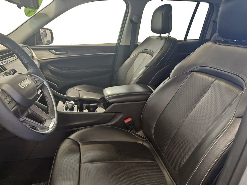 Used 2023 Jeep Grand Cherokee Limited w/ Luxury Tech Group II AWD/4WD image 9