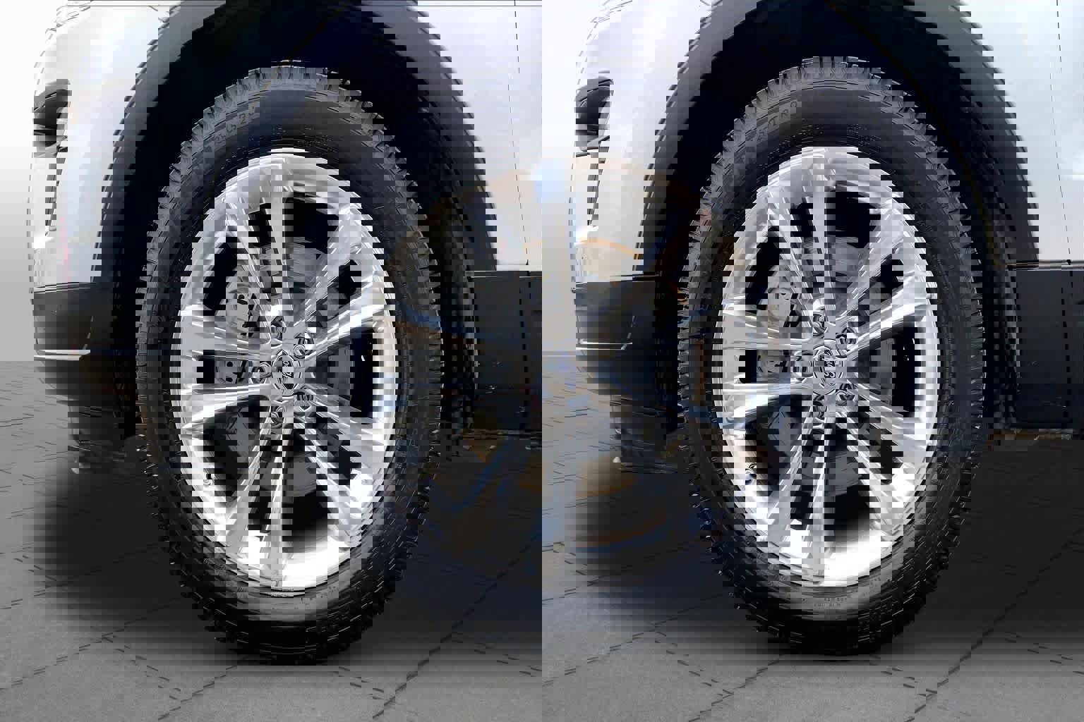 Used 2018 Ford Explorer XLT w/ Equipment Group 202A FWD image 11