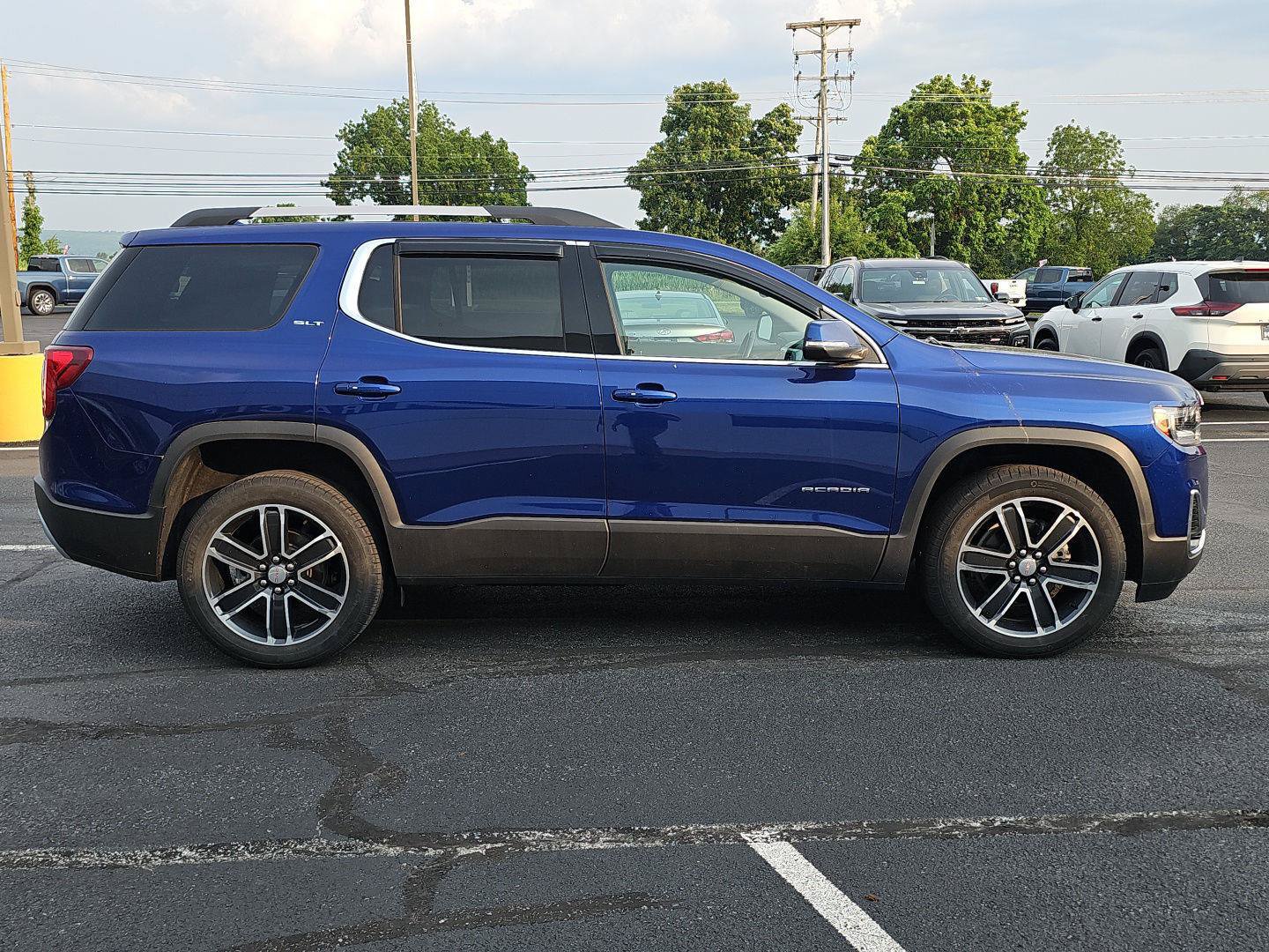 Used 2023 GMC Acadia SLT w/ Preferred Package AWD/4WD image 4