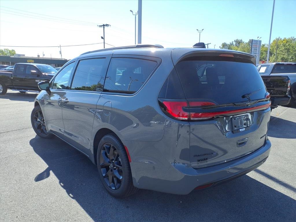 New 2025 Chrysler Pacifica Limited image 4