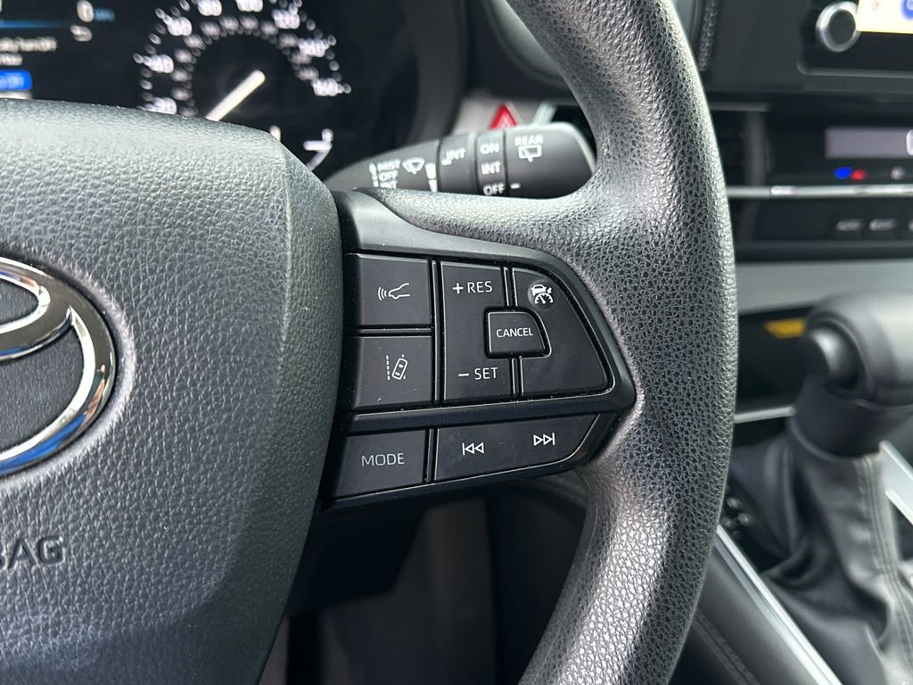 Used 2025 Toyota Sienna LE FWD image 24