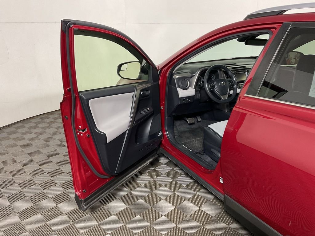 Used 2018 Toyota RAV4 LE AWD/4WD image 19