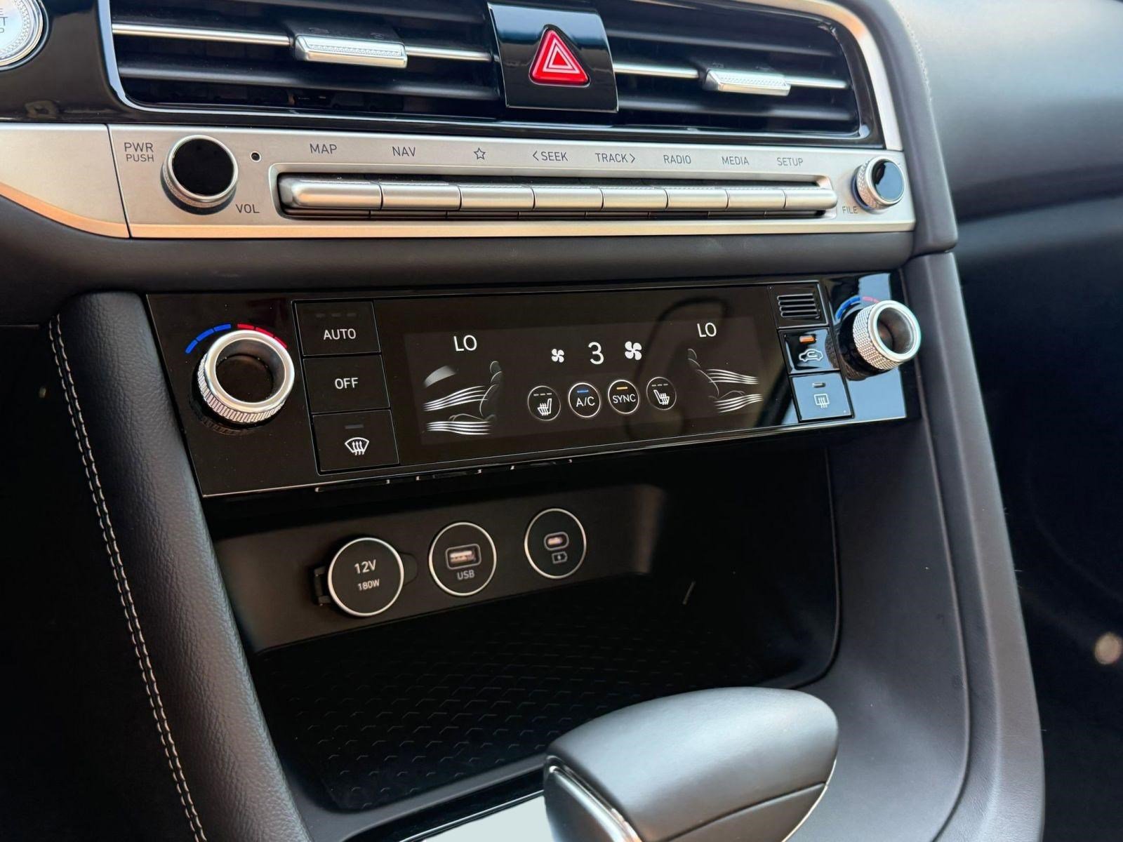 Used 2025 Genesis G70 2.5T image 27