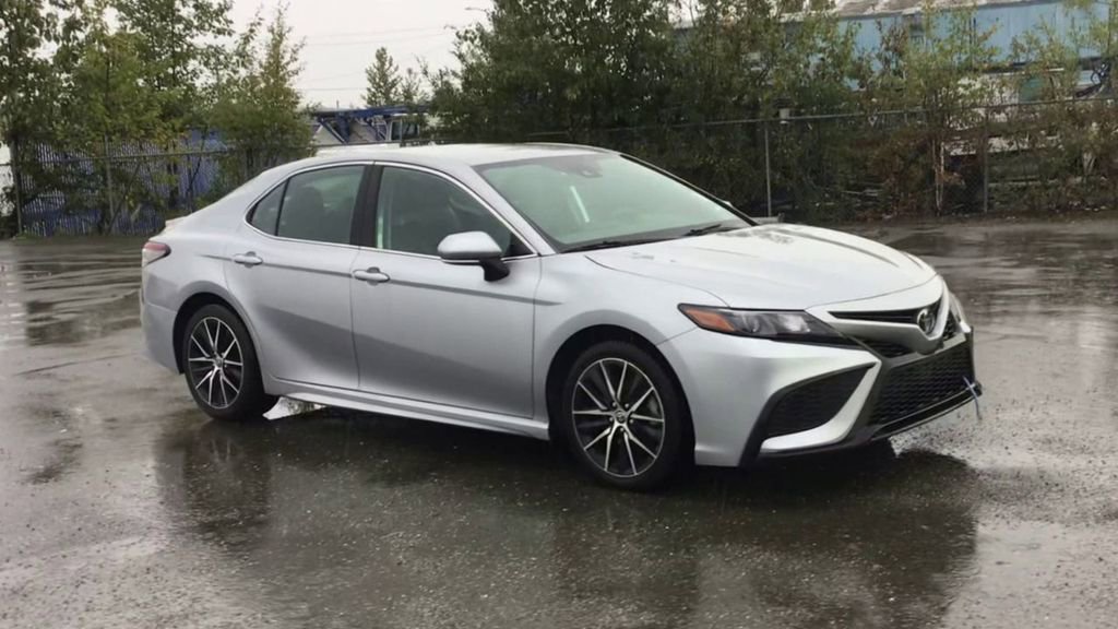 Used 2022 Toyota Camry SE image 2