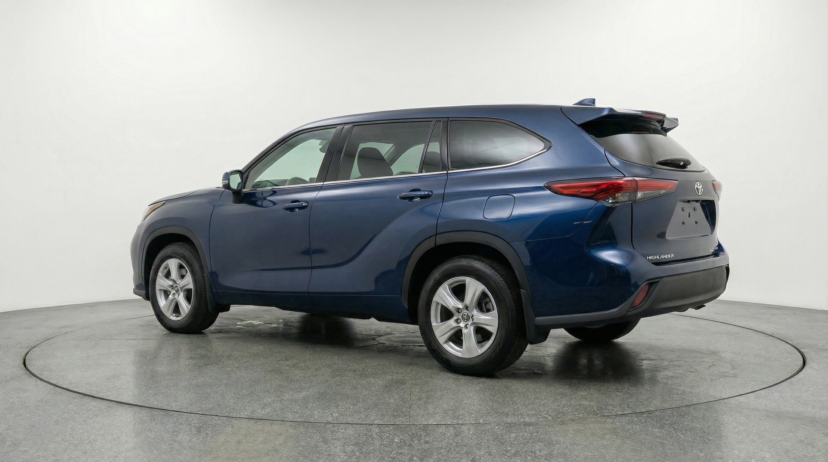 Used 2025 Toyota Highlander LE image 6