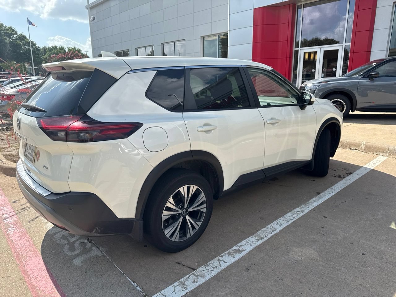 Used 2023 Nissan Rogue SV FWD image 1