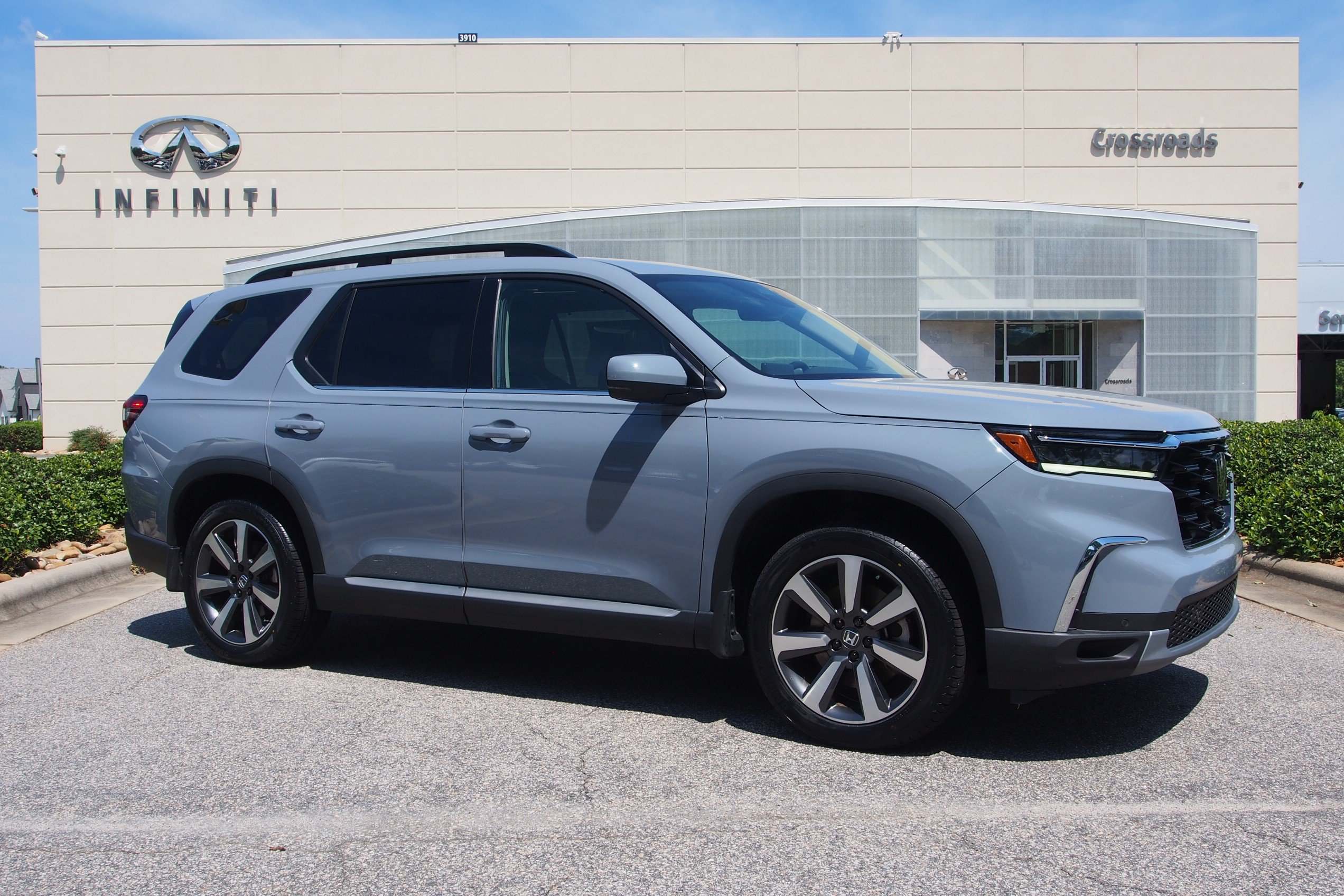 Used 2025 Honda Pilot Touring image 1