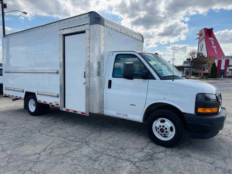 Used 2022 GMC Savana 3500 Extended w/ Power Convenience Package RWD image 2