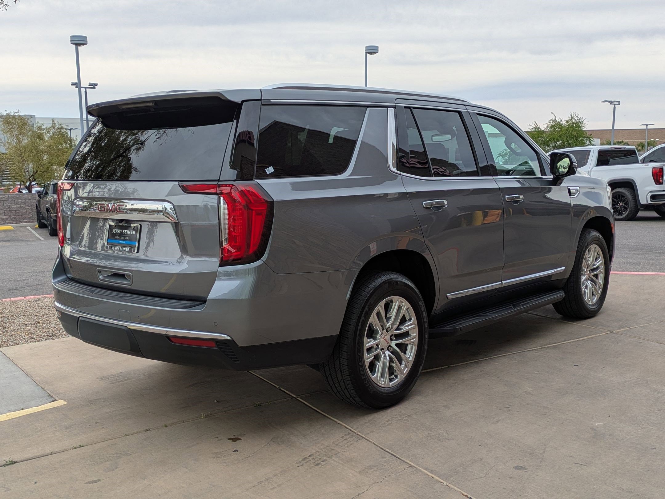 Used 2021 GMC Yukon SLT w/ SLT Luxury Plus Package AWD/4WD image 5