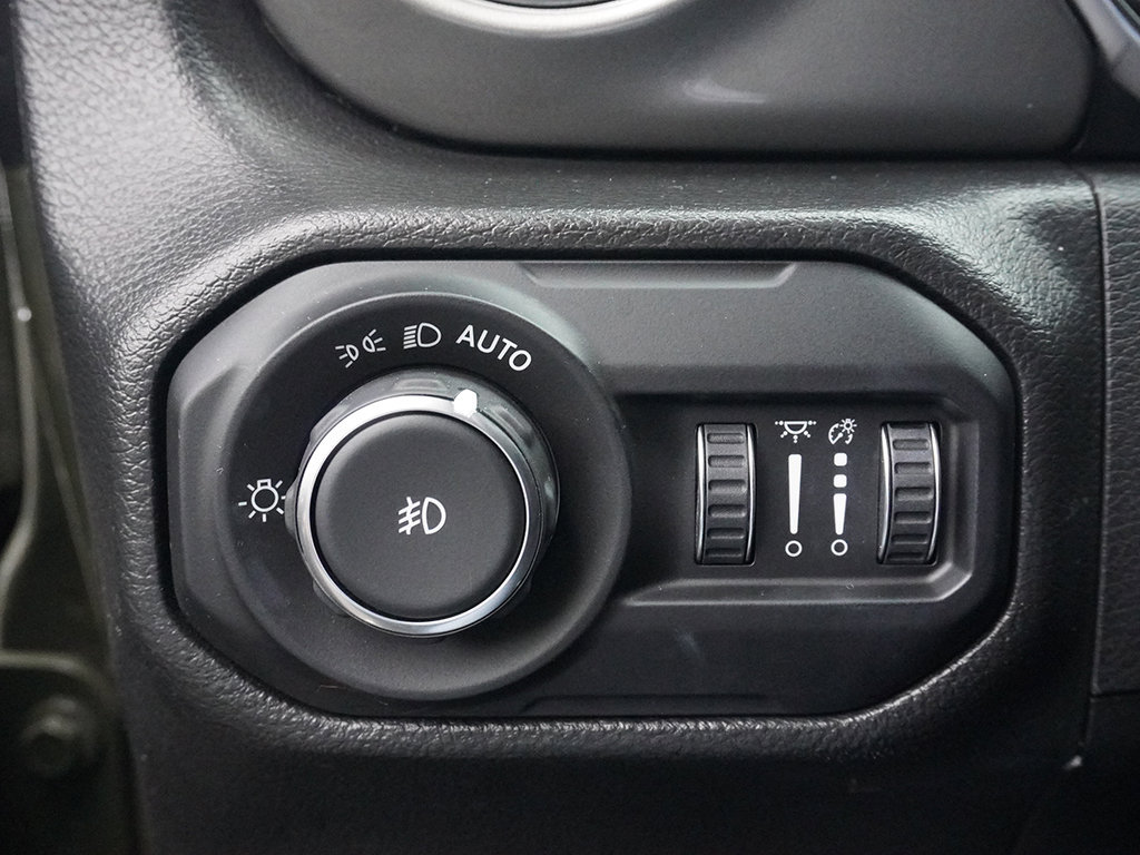 Used 2022 Jeep Wrangler Unlimited Sahara AWD/4WD image 37